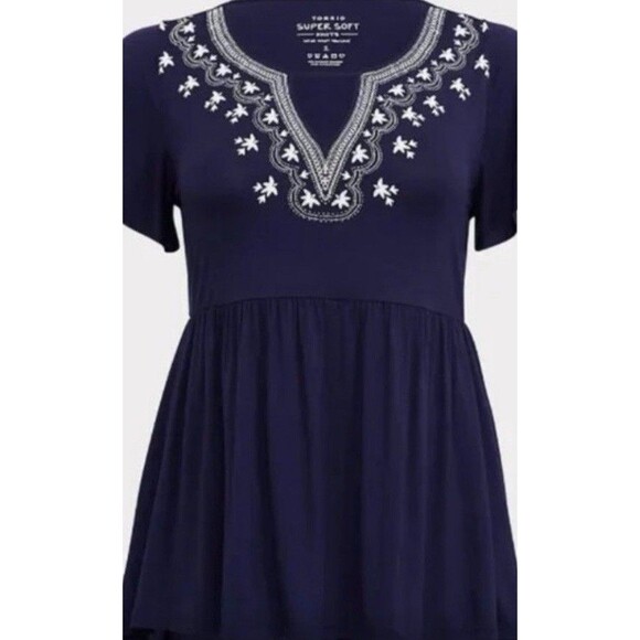 Torrid Navy Blue Design Trim V-Neck Short SL Baby Doll Womens Sz 2 Large Blouse - Picture 1 of 9